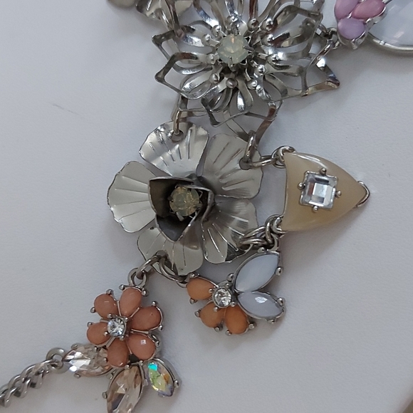 Gorgeous Floral Statement Necklace - Picture 2 of 5